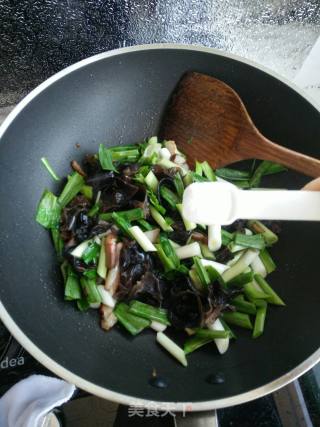 Stir-fried Pork with Garlic Seedlings Fungus recipe