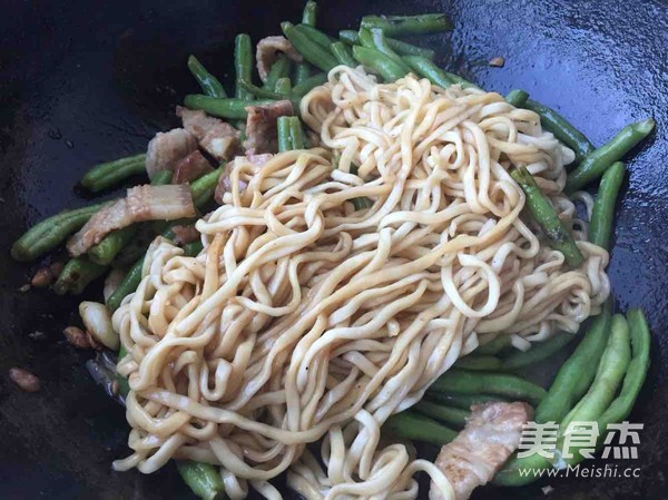 Braised Noodles with Quick Beans recipe