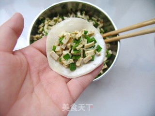 Easy Homemade Nutritious and Delicious Breakfast-steamed Dumplings with Chives and Dried Beans recipe