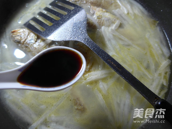 Yellow Croaker Soup with Shredded Radish recipe