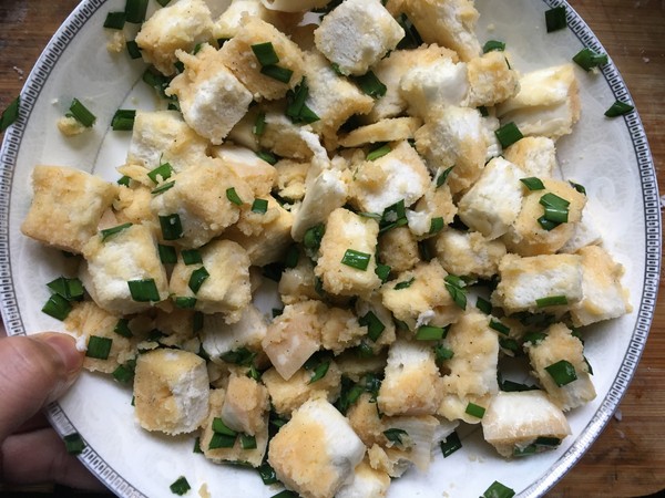 Fried Steamed Buns with Chives and Eggs recipe