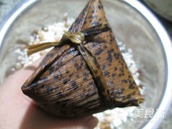 Glutinous Rice Dumplings with Peanuts and Raisins recipe