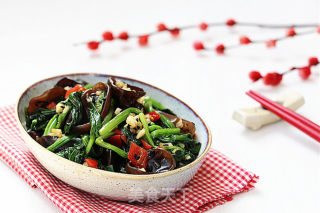 Spinach with Fungus recipe