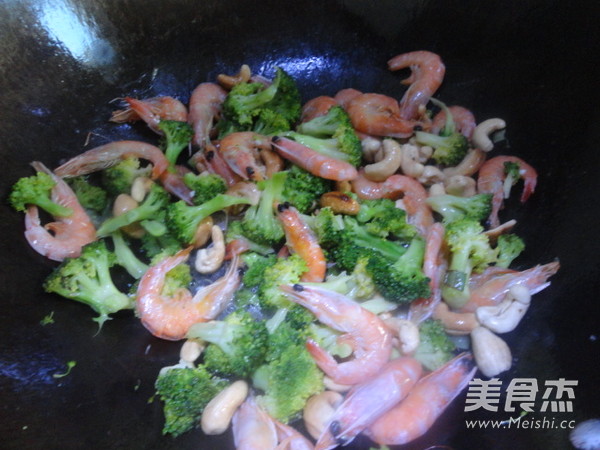 Fried Sea Prawns with Broccoli recipe