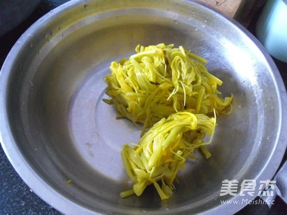 Garlic Pepper Mixed with Yellow Flowers recipe