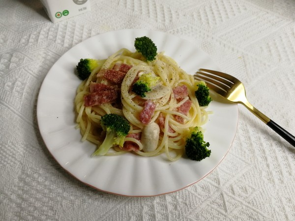 Refreshing and Not Greasy Pasta with Milk, Bacon and Mushrooms recipe