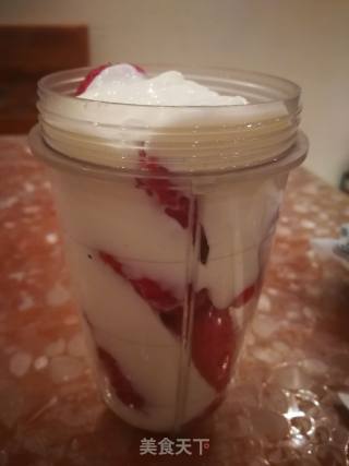 Yogurt Strawberry Milkshake recipe