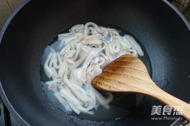 Stir-fried Shredded Squid with Agaricus recipe