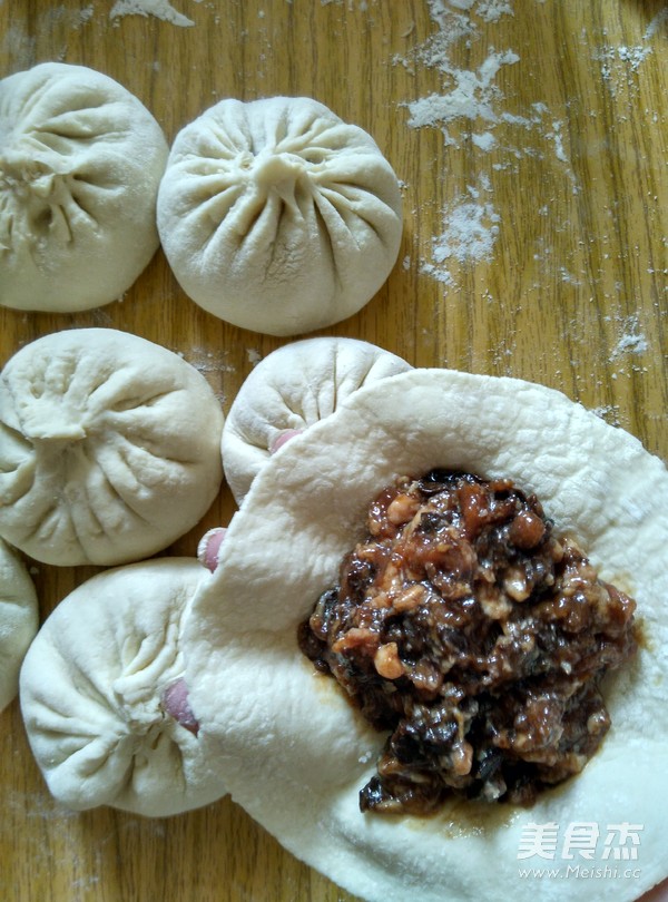 Plum Dried Vegetable Meat Bun recipe