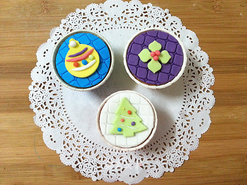 Make Christmas Fondant Cakes with Your Kids recipe