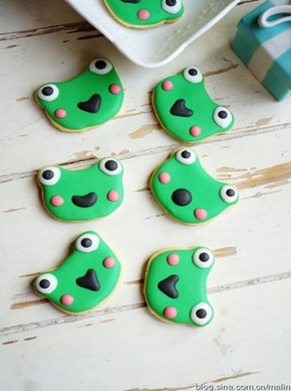 Frog Cookies with Icing Sugar