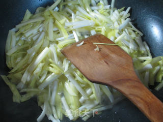 Stir-fried Vermicelli with Beef Slices with Leek Sprouts recipe