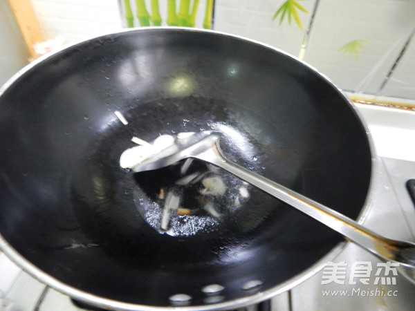 Sauce-flavored Cabbage Root Fried Lotus Root recipe