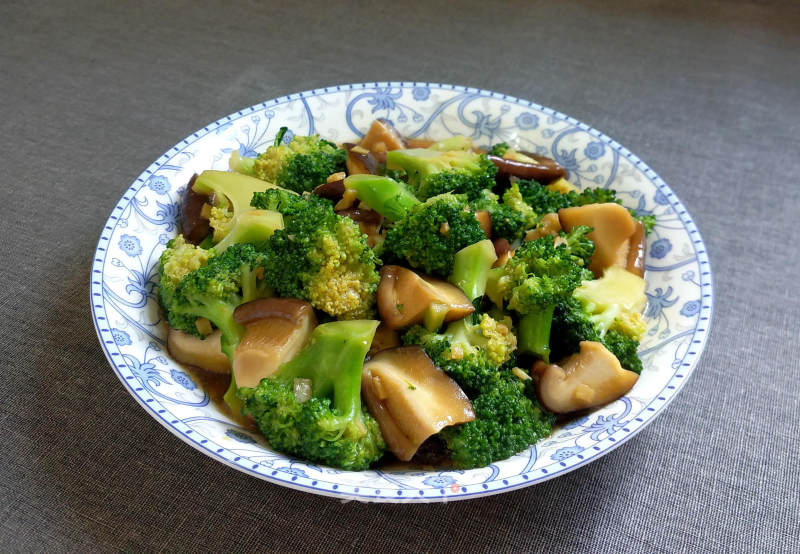 Fresh Mushroom Broccoli in Oyster Sauce recipe