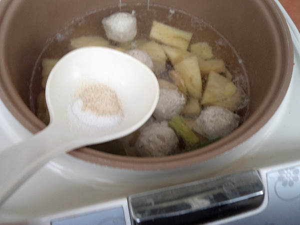 [pigball Spring Festival] Pork Belly Ball and Spring Bamboo Shoot Soup recipe