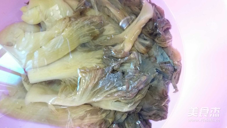 Braised Sauerkraut with Yellow Bone Fish recipe