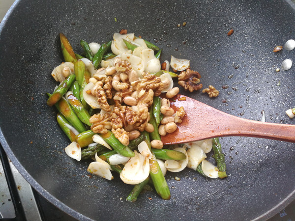 Stir-fried Asparagus with Nut Lily recipe