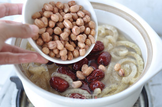 Red Date Peanut Pork Skin Soup recipe