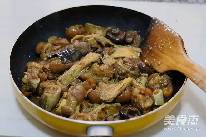 Stewed Pork Knuckles with Mushroom and Yuba recipe