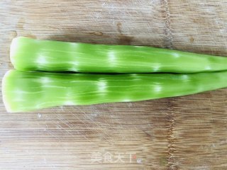 Rely on It to Moisturize The Lungs in Autumn. Stir-fried Lily with Lettuce, Refreshing and Easy to Use recipe