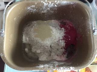 #四session Baking Contest and 爱吃节# Egg Yolk Bean Paste Cranberry Buns recipe