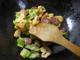 Stir-fried Tofu with Hot Pepper and Spicy Sausage recipe