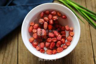 Braised Pork Wanwan with Peanuts recipe