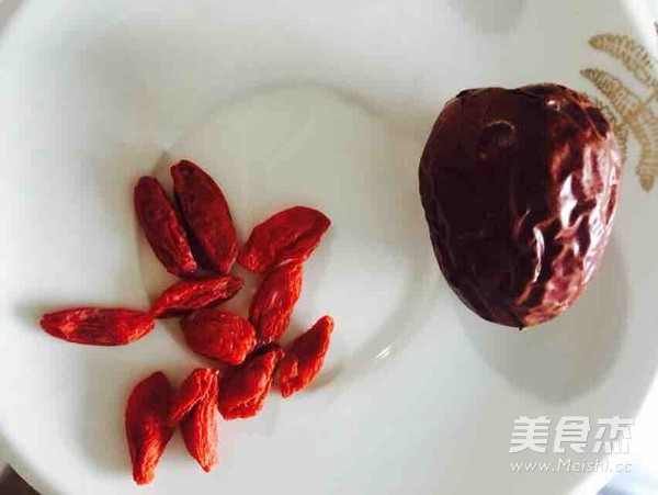 Steamed Chicken with Red Dates and Gouqi recipe