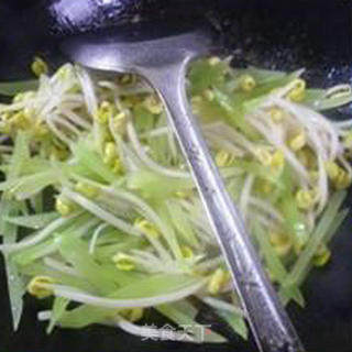 Stir-fried Soy Sprouts with Shredded Lettuce recipe
