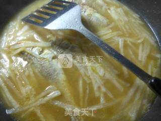 Yellow Croaker Soup with Shredded Radish recipe