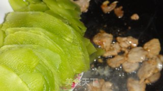 [recipe for Gift]--stir-fried Pork Slices with Lettuce recipe