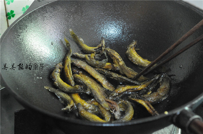 Stir-fried Loach with Coriander recipe
