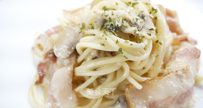 Spaghetti with Mushroom Cream and Bacon recipe