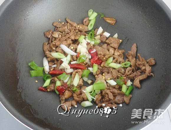 Stir-fried Meat with Seafood Mushroom recipe