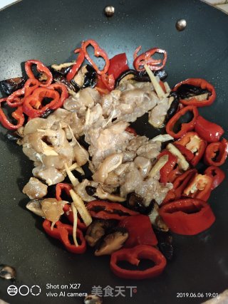 Stir-fried Chicken with Mushrooms and Red Peppers recipe