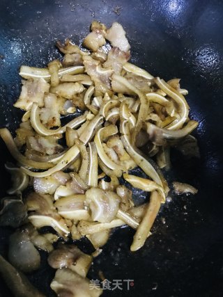 Stir-fried Pork Ears with Garlic Sprouts recipe