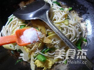 Stir-fried Noodles with Cabbage Egg and Bamboo Shoots recipe