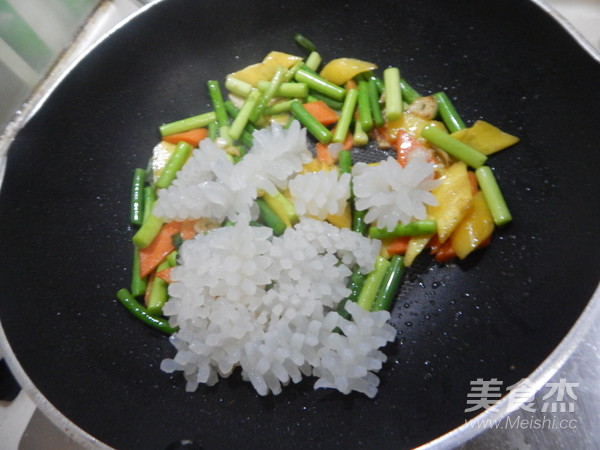 Fried Squid with Garlic Moss recipe