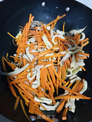 Stir-fried Pork Belly with Shredded Carrots recipe