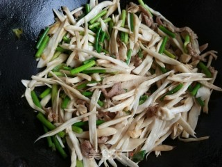 Stir-fried Pleurotus Eryngii with Garlic Sprouts recipe