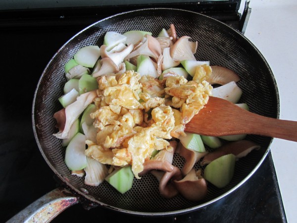 Pork Belly Mushroom with Egg Gourd recipe