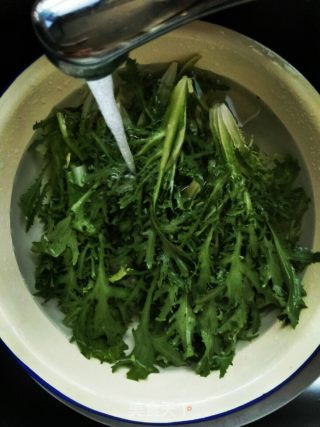 Peanuts Mixed with Bitter Chrysanthemum recipe