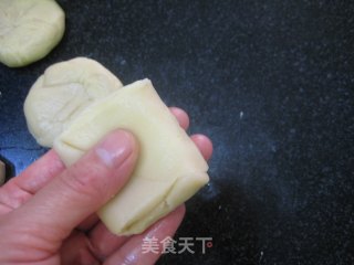 Traditional Classic Moon Cakes: Shuanghe Crisp Moon Cakes recipe