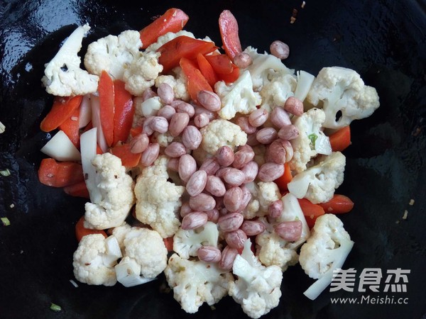 Stewed Peanuts, Cauliflower, Carrots in Bone Soup recipe