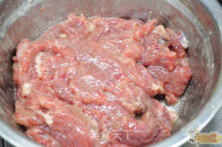 Explain in Detail The Production Details and Taste Characteristics of Scallion Fried Lamb recipe