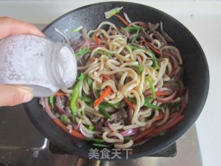 Stir-fried Udon Noodles with Black Pepper Beef recipe