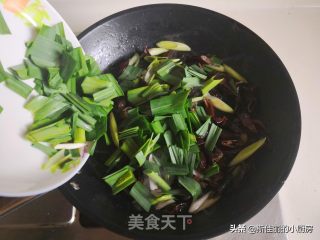 Stir-fried Sausage with Green Garlic recipe