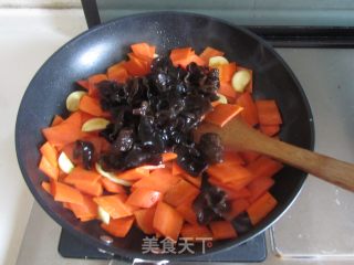 Fried Chicken with Carrots and Fungus recipe
