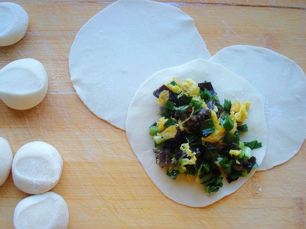 Dry Fried Chives and Fungus Dumplings recipe