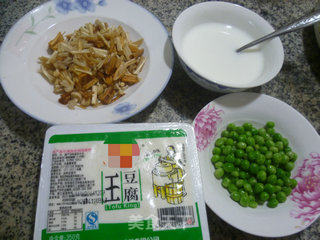 Tofu Soup with Green Peas and Enoki Mushroom recipe